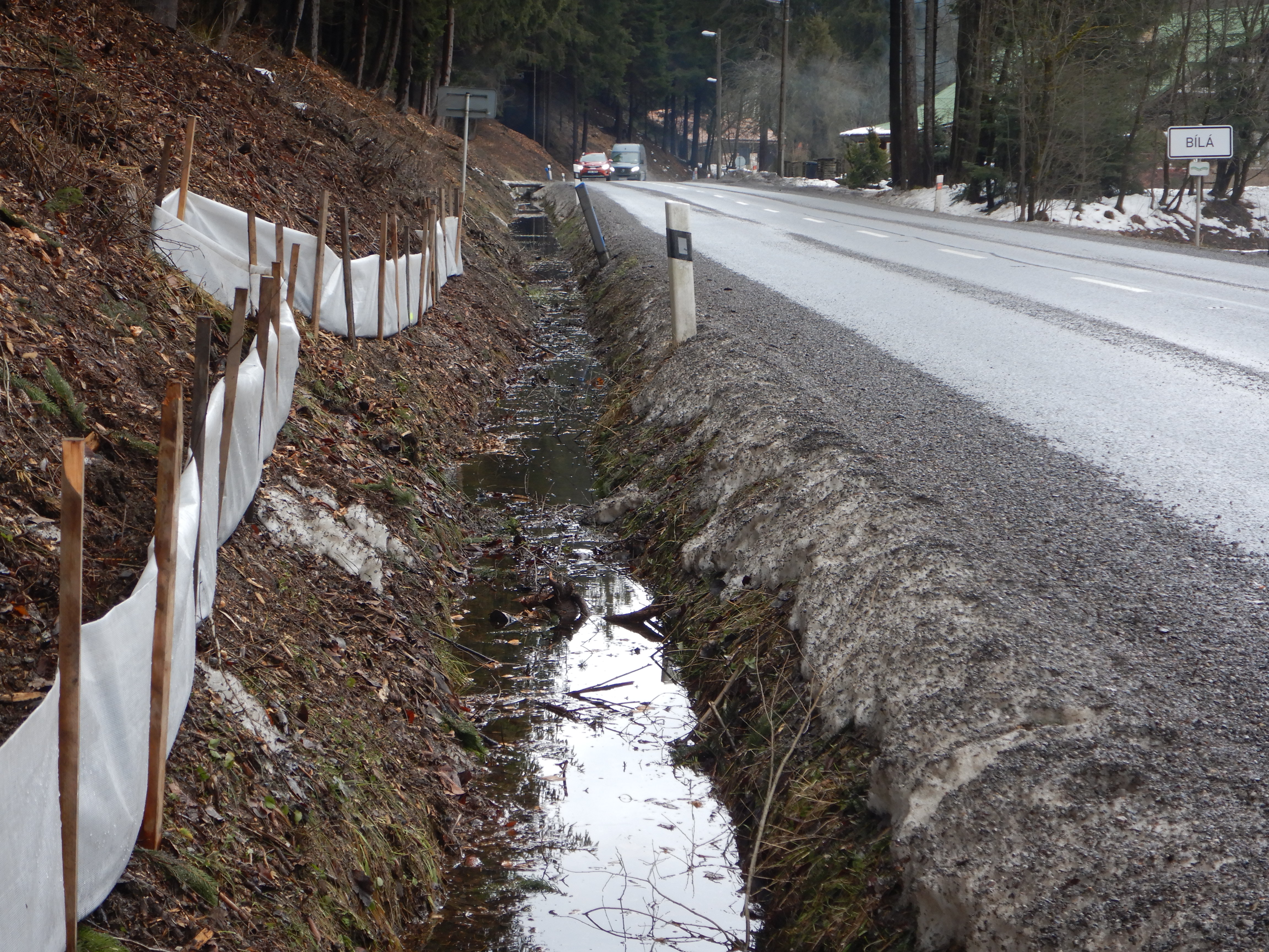 migrační bariéry před obcí Bílá