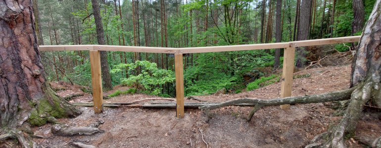 Opravené zábradlí u skalního útvaru Pokličky.